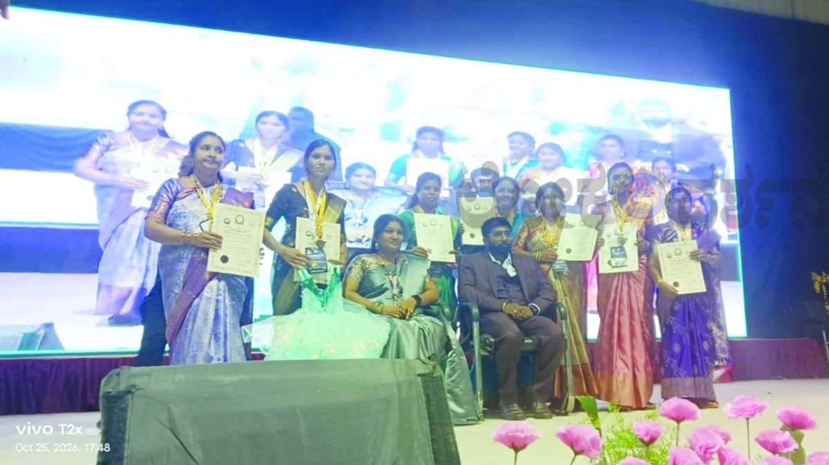 ವಿಶ್ವ ದಾಖಲೆ ಪುಸ್ತಕಕ್ಕೆ ಹುಲಕೋಟಿಯ ಕವಿತಾ ರಾಥೋಡ್ ಹೆಸರು ; ಕವಿತಾ ಸಾಧನೆಗೆ ಗೋರ್ ಸೇನಾ ರಾಜ್ಯಾಧ್ಯಕ್ಷ, ವಕೀಲ ರವಿಕಾಂತ ಅಂಗಡಿ ಮೆಚ್ಚುಗೆ