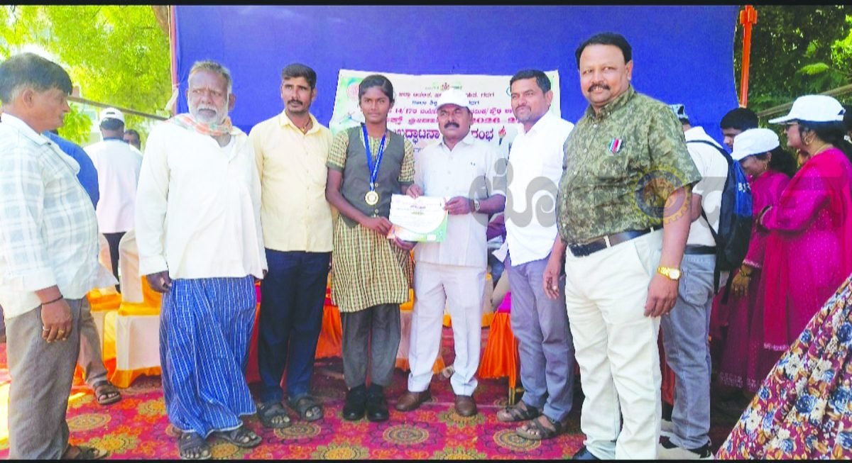 ರುಬಿನಾ ಅತ್ತಾರ ಗುಂಡು ಎಸೆತದಲ್ಲಿ ಪ್ರಥಮ ರಾಜ್ಯಮಟ್ಟಕ್ಕೆ ಆಯ್ಕೆ ಗ್ರಾಮಸ್ಥರಿಂದ ಅಭಿನಂದನೆ
