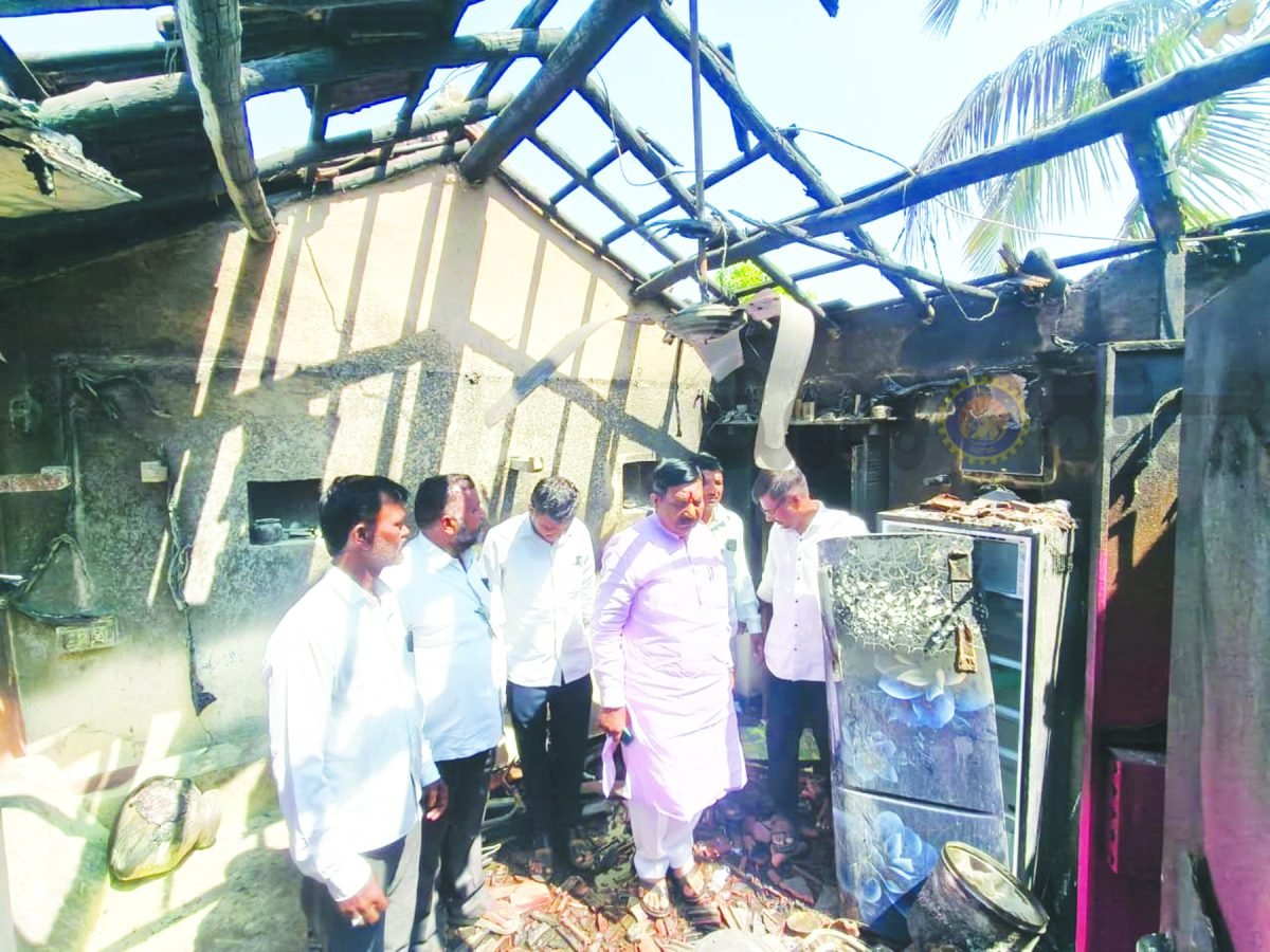 ವಿದ್ಯುತ್ ಅವಘಡದಿಂದ ಮನೆಗೆ ಬೆಂಕಿ: ಸಂತ್ರಸ್ತರಿಗೆ ಶಾಸಕ ಐಹೊಳೆ ಸಾಂತ್ವನನಷ್ಟ ಪರಿಹಾರಕ್ಕೆ ತ್ವರಿತ ಕ್ರಮ ಕೈಗೊಳ್ಳಲು ಅಧಿಕಾರಿಗಳಿಗೆ ಸೂಚನೆ