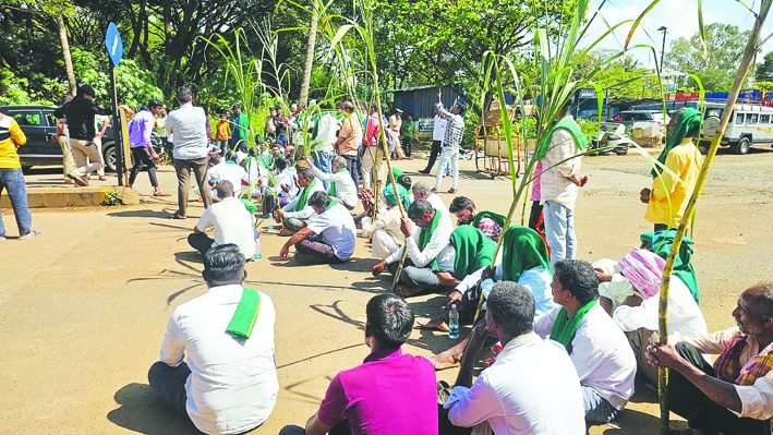 ಕಬ್ಬಿನ ಬೆಲೆ ಹೆಚ್ಚಳಕ್ಕೆ ಆಗ್ರಹ: ರಾಜ್ಯಾದ್ಯಂತ ಸಕ್ಕರೆ ಕಾರ್ಖಾನೆಗಳ ಗೋದಾಮುಗಳಿಗೆ ಬೀಗ ಹಾಕುವ ಎಚ್ಚರಿಕೆ ನೀಡಿದ ರೈತರು