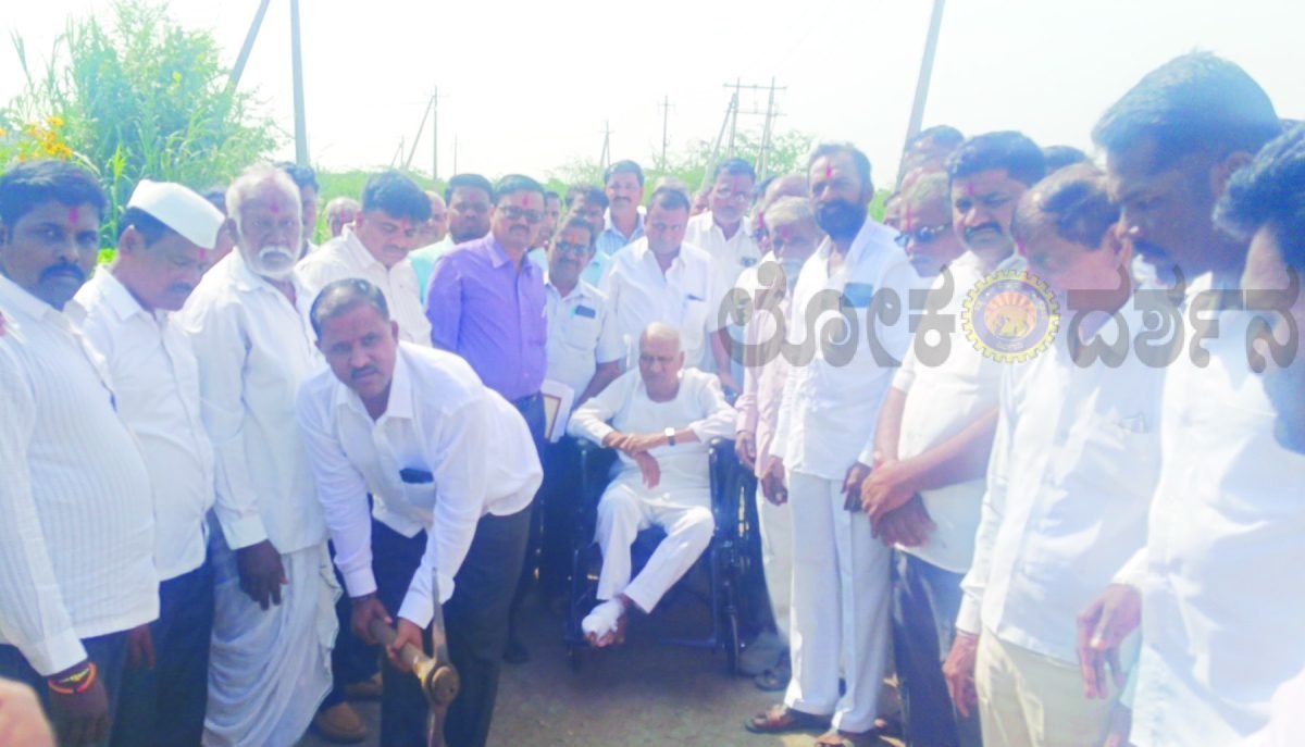 ಮೋಳೆ-ಕಾತ್ರಾಳ ರಸ್ತೆ ಅಭಿವೃದ್ಧಿ ಕಾಮಗಾರಿಗೆ ಶಾಸಕ ರಾಜು ಕಾಗೆ ಚಾಲನೆ