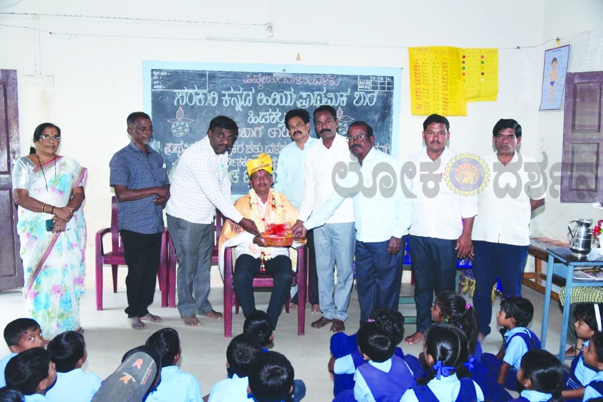 ನೂತನ ನಿರ್ದೇಶಕರಾಗಿ ಆಯ್ಕೆಯಾದ ಶಿಕ್ಷಕ ಟಿ. ಆರ್‌. ಕೋಳಿಯವರಿಗೆ ಸನ್ಮಾನ