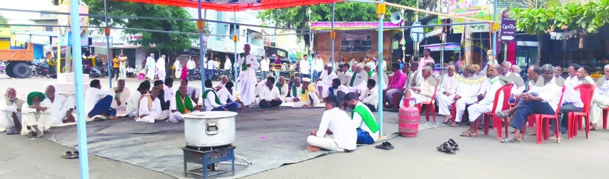 ಏಕಲಮಟ್ಟಿ ಏತ ನೀರಾವರಿ ಯೋಜನೆ ಪೂರ್ಣಗೊಳಿಸಲು ರೈತರ ರಸ್ತೆ ತಡೆ ಪ್ರತಿಭಟನೆ