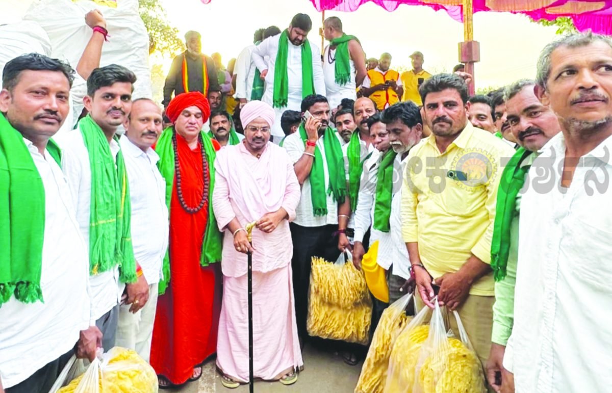 ರೈತ ಹೋರಾಟಕ್ಕೆ ಶ್ರೀ ಅಡವಿಸಿದ್ದರಾಮ ಸ್ವಾಮೀಜಿಗಳ ಬೆಂಬಲ: 10 ಸಾವಿರ ರೊಟ್ಟಿ ವಿತರಣೆ
