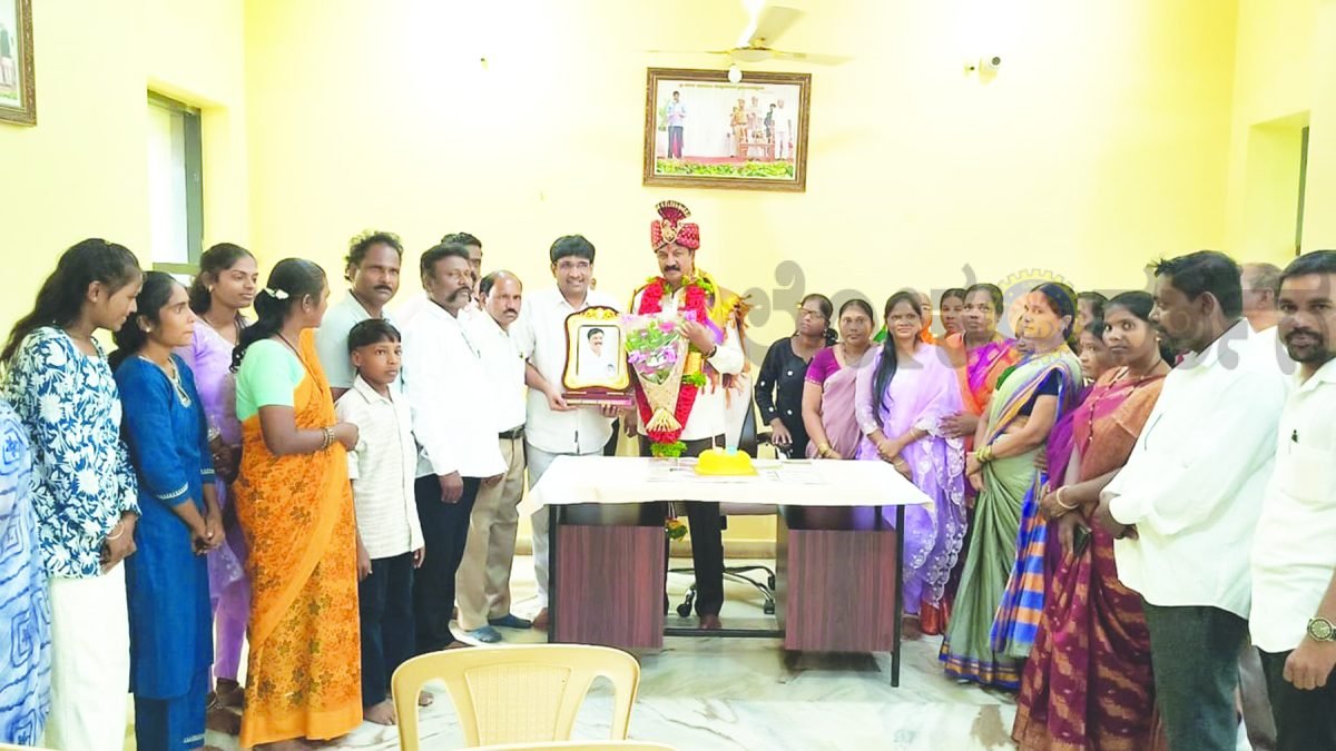 ಗೋಕಾಕ ಶಾಸಕ ರಮೇಶ ಜಾರಕಿಹೊಳಿಗೆ ಬಿಷಪ್ ಡಾ. ಪ್ರವೀಣ್ ಪೌಲ್ ಸನ್ಮಾನ