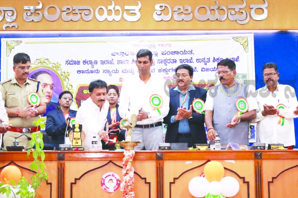 ಯುವಜನರು ಸಂವಿಧಾನದ ಅರಿವು ಹೊಂದಿ ನೀತಿ    ನಿರೂಪಕರಾಗಿ ಹೊರಹೊಮ್ಮಲಿ: ಜಿಲ್ಲಾಧಿಕಾರಿ ಡಾ. ಆನಂದ ಕೆ.