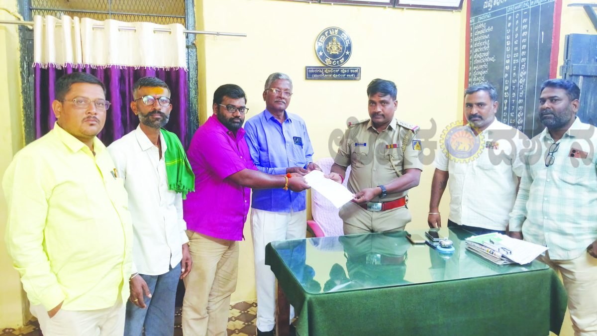 ಯರಗಟ್ಟಿ ಸರ್ಕಾರಿ ಶಾಲೆಯಲ್ಲಿ ಅನಧಿಕೃತ ಪ್ರವೇಶ, ಕಳ್ಳತನ ತಡೆಗೆ ಕ್ರಮಕ್ಕೆ ಆಗ್ರಹ: ಎಸ್‌ಡಿಎಂಸಿ ಪದಾಧಿಕಾರಿಗಳು, ಶಿಕ್ಷಕರಿಂದ ಪೊಲೀಸರಿಗೆ ಮನವಿ