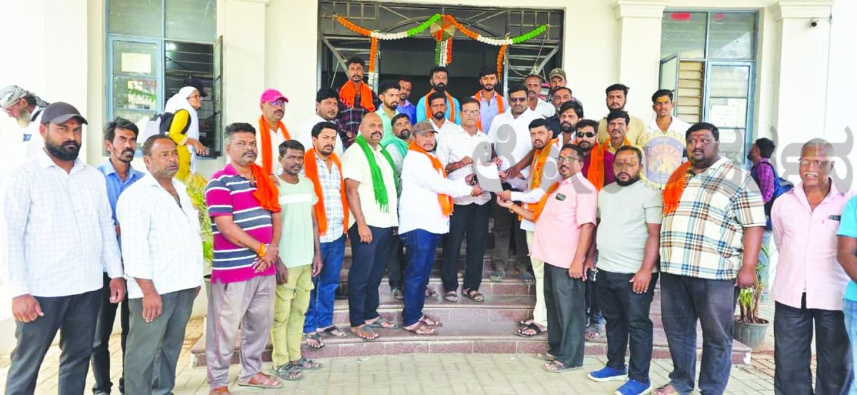 ರೈತರ ವಿವಿಧ ಬೇಡಿಕೆ ಈಡೇರಿಕೆಗೆ ಆಗ್ರಹಿಸಿ ಶಿವಸೇನೆಯಿಂದ ತಹಸೀಲ್ದಾರ್ಗೆ ಮನವಿ