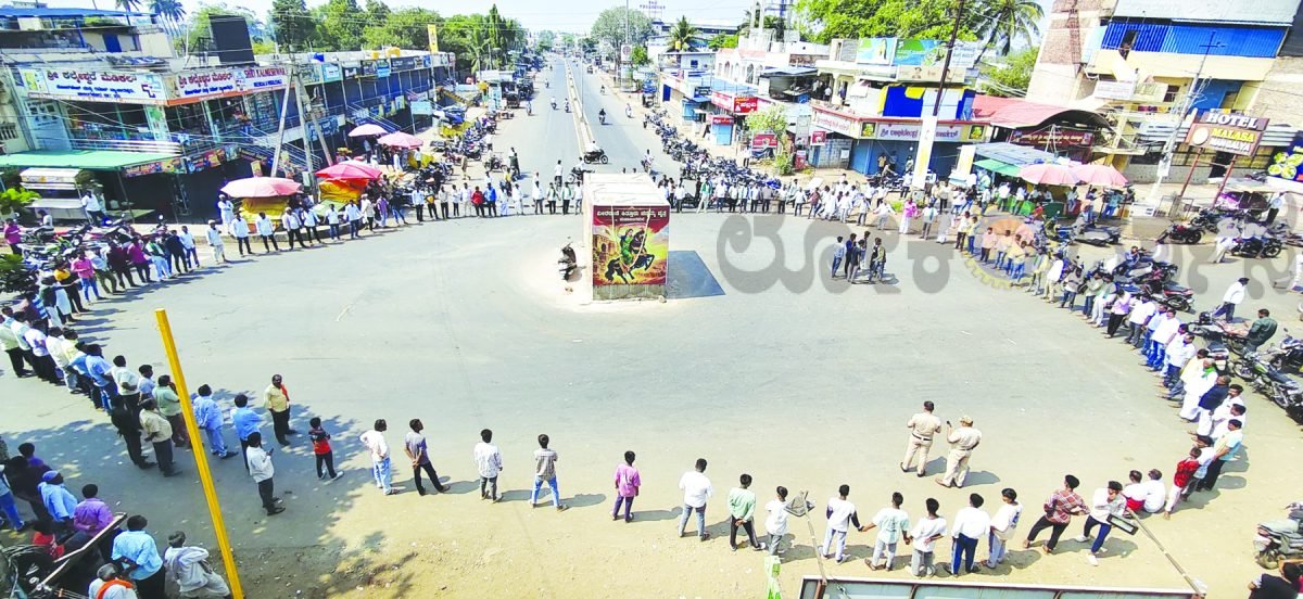 ರೈತರ ಹೋರಾಟಕ್ಕೆ ಮಹಾಲಿಂಗಪುರ ಸ್ತಬ್ಧ