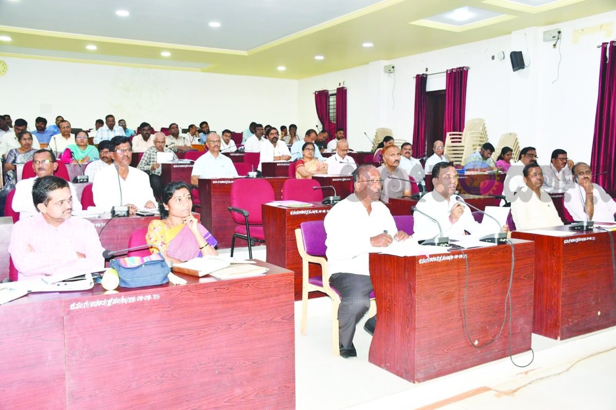ಬರ ನಿರ್ವಹಣೆ ಸಮರ​‍್ಕವಾಗಿ ನಿರ್ವಹಿಸಲು ಜಿಲ್ಲಾ ಉಸ್ತುವಾರಿ ಕಾರ್ಯದರ್ಶಿ ಡಾ. ಎಂ.ವಿ. ವೆಂಕಟೇಶ್ ಅಧಿಕಾರಿಗಳಿಗೆ ಸೂಚನೆ
