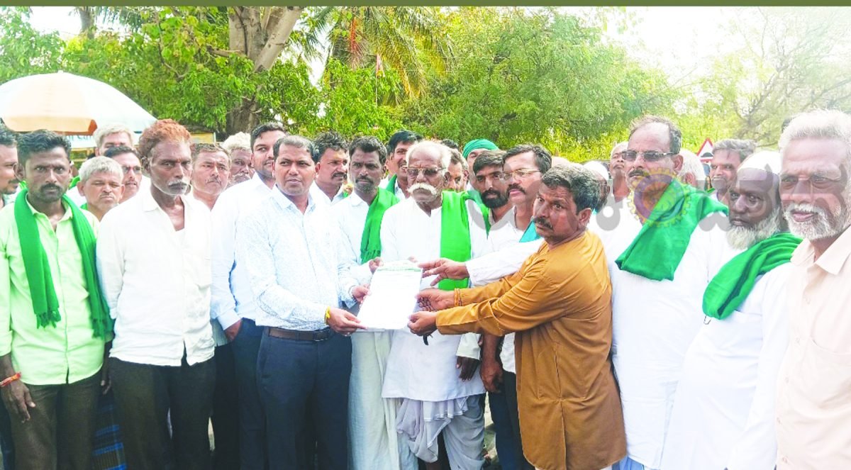 ಕಬ್ಬಿಗೆ ಸೂಕ್ತ ಬೆಂಬಲ ಬೆಲೆಗೆ ಆಗ್ರಹ: ಸವದತ್ತಿ- ಧಾರವಾಡ ರಸ್ತೆ ತಡೆದು ರೈತರ ಆಕ್ರೋಶ