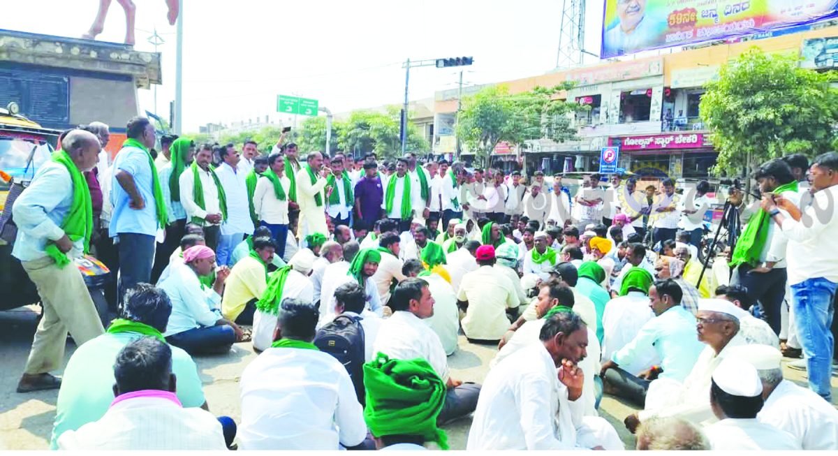 ಕಬ್ಬಿಗೆ ಬೆಂಬಲ ಬೆಲೆಗೆ ಆಗ್ರಹಿಸಿ ಇಂಡಿಯಲ್ಲಿ ಪ್ರತಿಭಟನೆ
