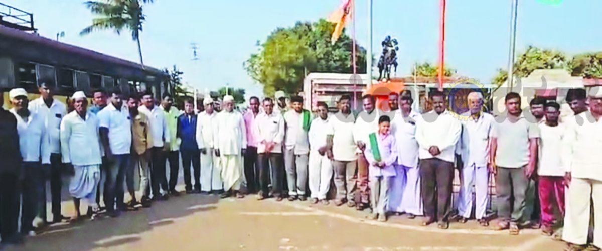 ಸಂಬರಗಿಯಲ್ಲಿ ಕಬ್ಬಿನ ಬಾಕಿ ಬಿಲ್ ಪಾವತಿಗೆ ಆಗ್ರಹಿಸಿ ರೈತರ ರಸ್ತೆ ತಡೆ, ಬಸ್ ಸಂಚಾರ ಸ್ಥಗಿತ