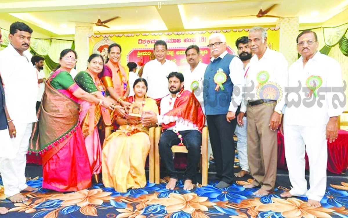 ಡಿ.ವೀರ​‍್ಪ ಆಚಾರ್ ಕಲ್ಯಾಣ ವೇದಿಕೆ ಧಾನಿಗಳಾದ ಡಿ ರಾಘವೇದ್ರ ಆಚಾರ್ ಸನ್ಮಾನ