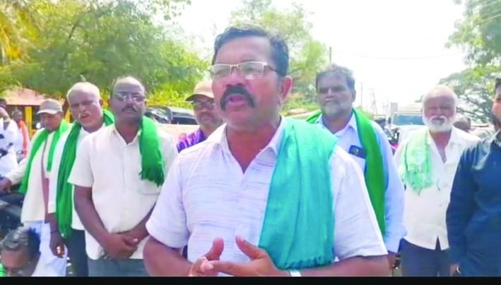 ಪ್ರತಿ ಟನ್ ಕಬ್ಬಿಗೆ ₹5,500 ಬೆಂಬಲ ಬೆಲೆಗೆ ಆಗ್ರಹಿಸಿ ಸವದತ್ತಿ–ಧಾರವಾಡ ರಸ್ತೆ ತಡೆದು ರೈತರ ಪ್ರತಿಭಟನೆ