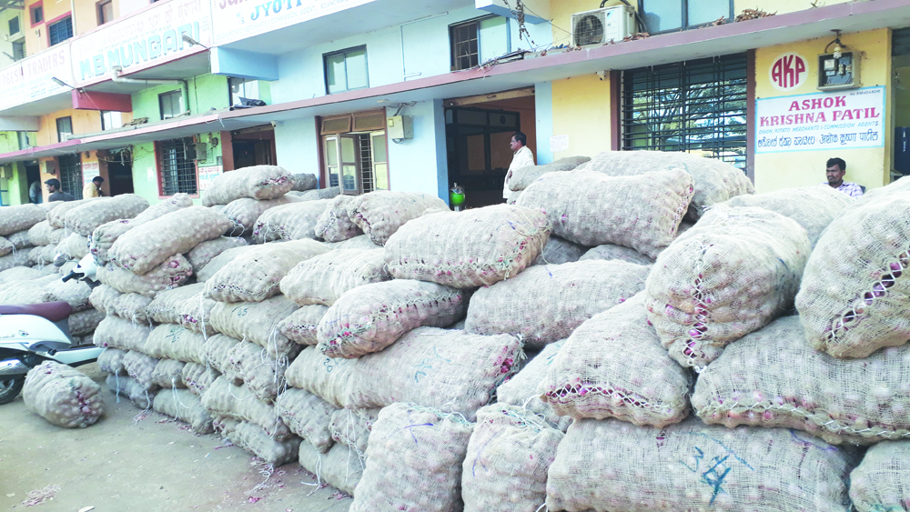 ಕೆಜಿಗೆ 40 ರಿಂದ 60 ರೂಪಾಯಿವರೆಗೆ ಮಾರಾಟ | ಮಹಾರಾಷ್ಟ್ರದಿಂದ ಹೆಚ್ಚಿನ ಉತ್ಪನ್ನ ಆಗಮನ  ಕರಗಿದ ಈರುಳ್ಳಿ ಕಣ್ಣೀರು, ಹೊಟ್ಟೆಯುರಿ ತಂದ ಖಾರ
