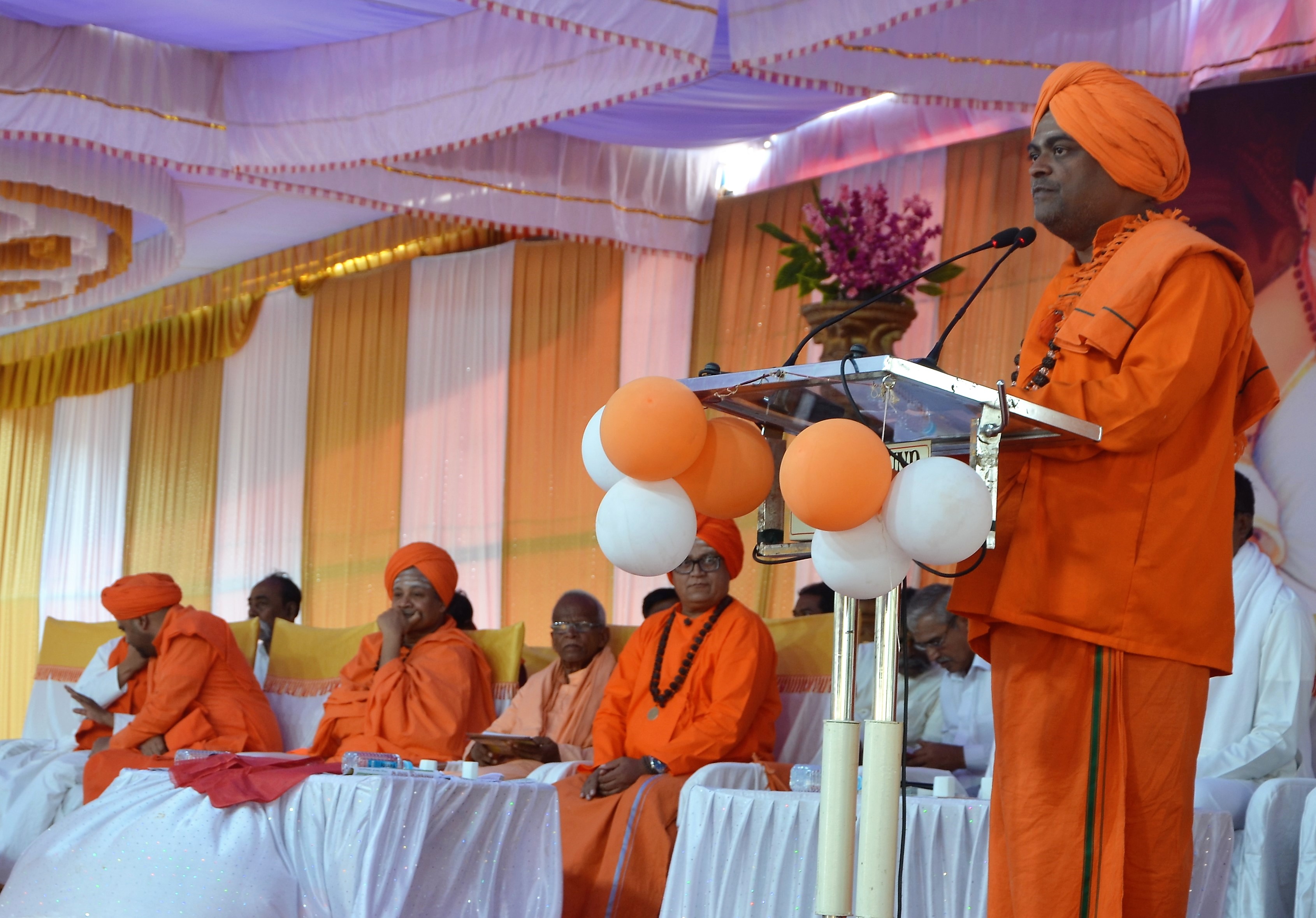 'ಲಿಂಗಾಯತ ಧರ್ಮ ಎಲ್ಲರೂ ಅಪ್ಪಿಕೊಳ್ಳುವ ಧರ್ಮ 