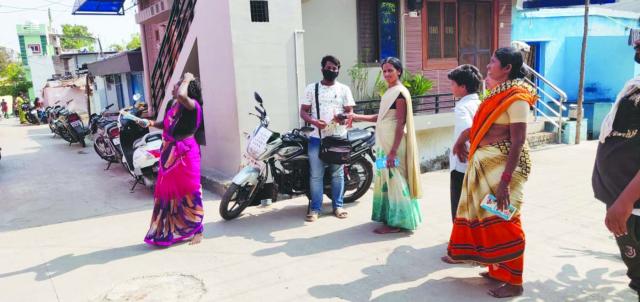 ಲಾಕ್ಡೌನ್ ಹಿನ್ನೆಲೆ ಮನೆ ಮನೆಗೆ ಮೈಕ್ರೋ ಎಟಿಎಂ 