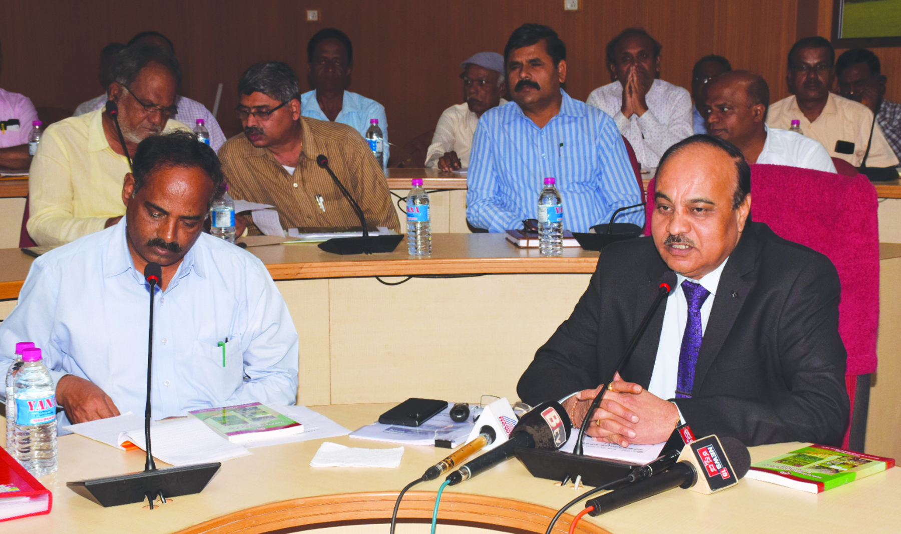 ಕೃಷಿ ವಿ.ವಿ. ಆವರಣದಲ್ಲಿ ಕನ್ನಡ ಸಾಹಿತ್ಯ ಸಮ್ಮೇಳನಕ್ಕೆ ನಿಧರ್ಾರ