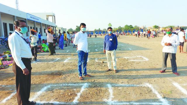 ಸುರಕ್ಷತೆಯ ಅಂತರದದಲ್ಲಿ ತರಕಾರಿ ಮಾರಲು ವ್ಯವಸ್ಥೆ