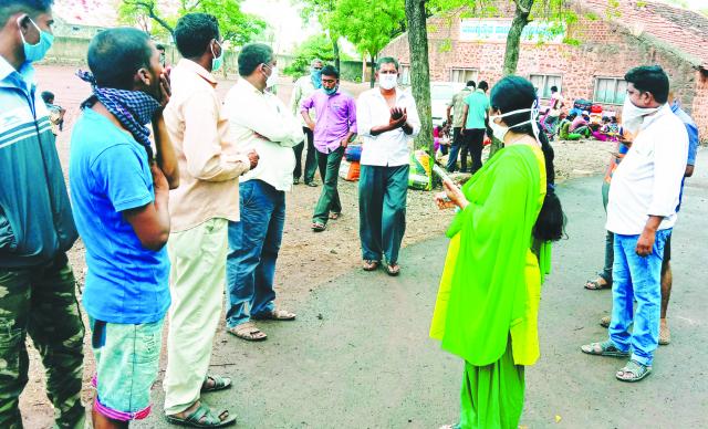 ಲಾಕ್ಡೌನ್: ಅಂತರಕಾಲ್ನಡಿಗೆಯಿಂದ ಬಂದ ಲಮಾಣಿ ತಂಡ