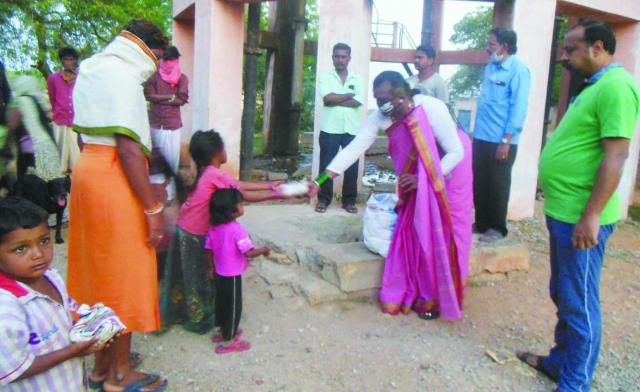 ಬಡಕಾರ್ಮಿಕಗೆ  ಆಹಾರ ಸಾಮಗ್ರಿಗಳನ್ನು ವಿತರಿಸಿದ ಅಧ್ಯಕ್ಷೆ ಮಂಜಮ್ಮ