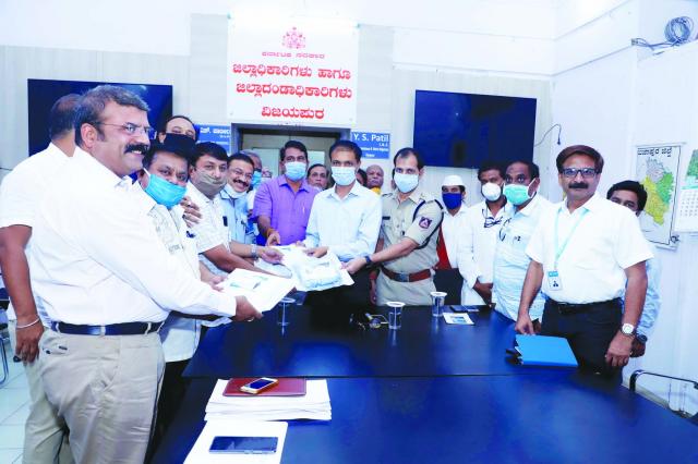 ಜಿಲ್ಲಾ ರೋಟರಿ ಕ್ಲಬ್ವತಿಯಿಂದ 50 ಪಿಪಿಇ ಕಿಟ್, 150 ಫೇಸ್ಶೀಲ್ಡ್ ವಿತರಣೆ