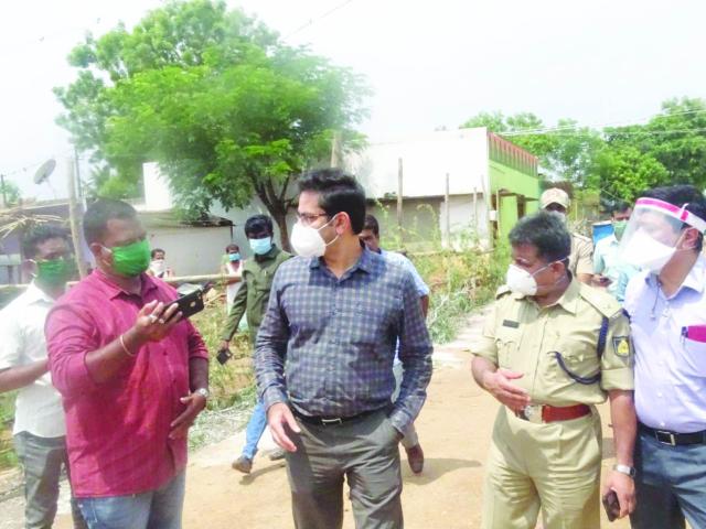 ಸೀಲ್ ಡೌನ್ ಪ್ರದೇಶದ ಜನರ ಸಮಸ್ಯೆಗಳನ್ನು ಆಲಿಸಿದ ಜಿಲ್ಲಾಧಿಕಾರಿ