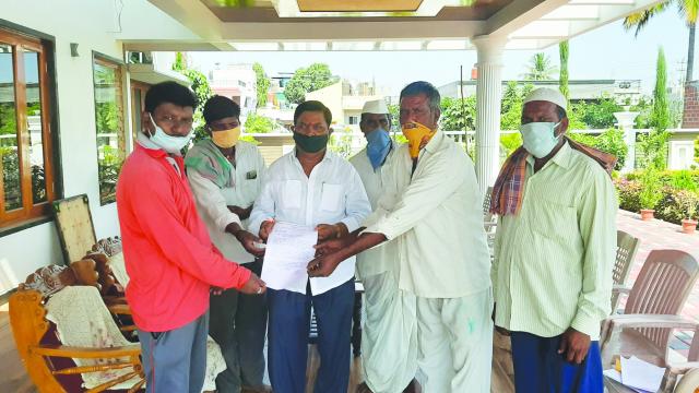 ಹಮಾಲಿ ಕಾಮರ್ಿಕರಿಗೆ 5 ಸಾವಿರ ರೂ. ಆಥರ್ಿಕ ನೆರವಿಗೆ ಆಗ್ರಹ