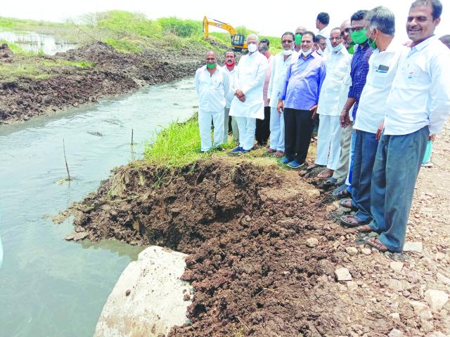 ಸವಳು-ಜವಳು ಡ್ರೇನೆಜ್ ಕಾಮಗಾರಿ ವೀಕ್ಷಣೆ