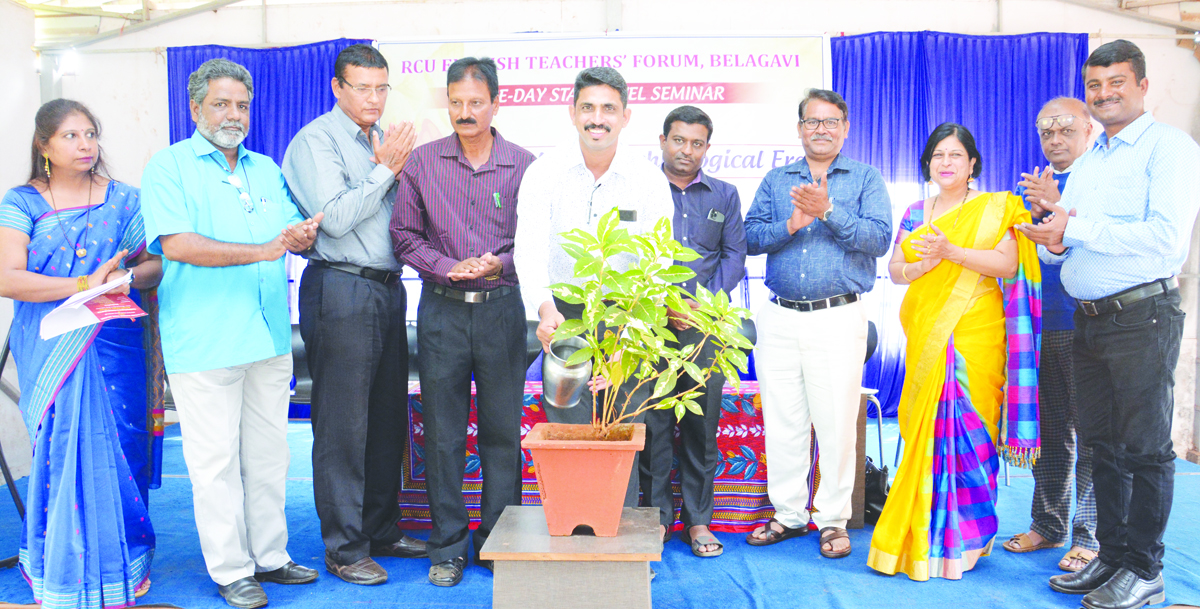 ಬೋಧನೆಯಲ್ಲಿ ಆಧುನಿಕ ತಂತ್ರಜ್ಞಾನ ಅಳವಡಿಸಿಕೊಳ್ಳಿ: ಡಾ. ಅಶೋಕ