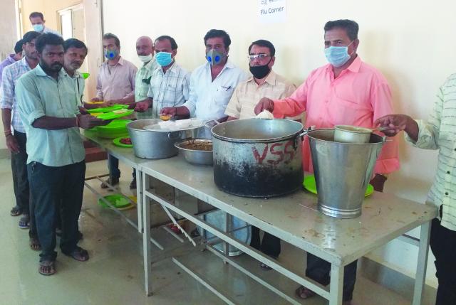  ವಿವೇಕ ಜಾಗೃತ ಬಳಗದಿಂದ ಸಿಬ್ಬಂದಿಗಳಿಗೆ ಊಟದ ವ್ಯವಸ್ಥೆ