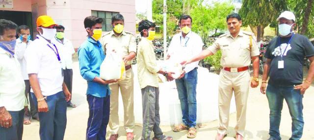 ಕೂಲಿಕಾಮರ್ಿಕರಿಗೆ ದಿನಸಿ ಸಾಮಾನು ವಿತರಣೆ