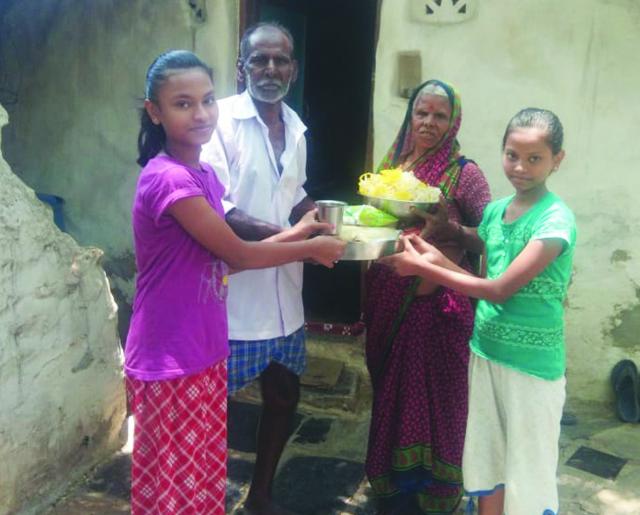 ಮಕ್ಕಳು ಕೂಡಿಟ್ಟ ಹಣದಿಂದ ವೃದ್ಧ ದಂಪತಿಗಳಿಗೆ ದಿನಸಿ ವಿತರಣೆ
