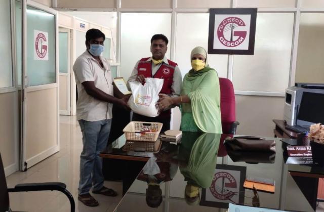 ಲಾಕ್ಡೌನ್: ಜೆಸ್ಕಾಂ ಸಿಬ್ಬಂದಿಗಳಿಗೆ ರೇಷನ್ ಕಿಟ್ ವಿತರಣೆ