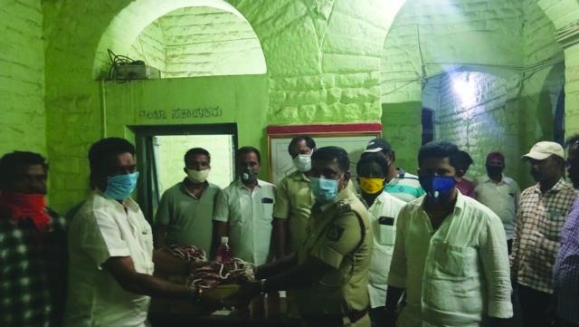 ಕರವೇ ವತಿಯಿಂದ ಆರೋಗ್ಯ ಇಲಾಖೆಗೆ ಹಣ್ಣು, ಸಾನಿಟೈಜರ್ ವಿತರಣೆ