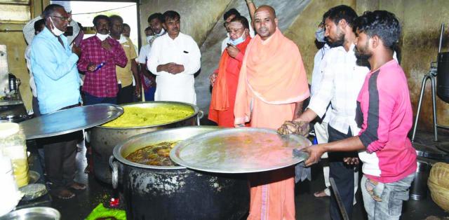 ಬಡ ಕೂಲಿಕಾಮರ್ಿಕರಿಗೆ ದಾಸೋಹಕ್ಕೆ ಶ್ರೀಗಳಿಂದ ಚಾಲನೆ