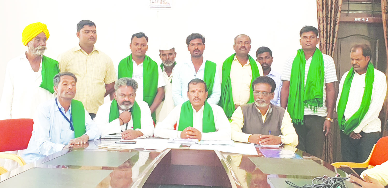 ಮುದ್ದೇಬಿಹಾಳ: ಖೊಟ್ಟಿ ದಾಖಲೆ ಸೃಷ್ಟಿಸಿ ರೈತರಿಂದ ಜಮೀನು ವಶ ನಿಲ್ಲಿಸಿ:  ರೈತರಿಂದ ಸರ್ಕಾರಕ್ಕೆ ಎಚ್ಚರಿಕೆ 