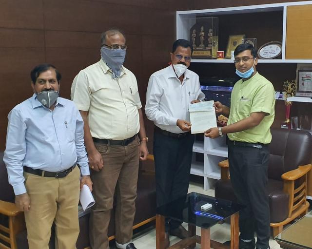 ಕನ್ನಡ ವಿವಿ ನೌಕರರಿಂದ ಸಿಎಂ ಪರಿಹಾರ ನಿಧಿಗೆ ದೇಣಿಗೆ  