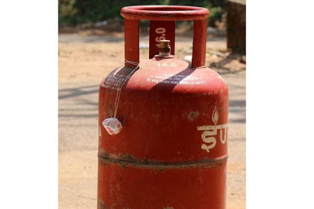 ಎಲ್ ಪಿ ಜಿ ಸಿಲಿಂಡರ್  ದರಗಳು  ಅಲ್ಪ ಪ್ರಮಾಣದಲ್ಲಿ ಏರಿಕೆ