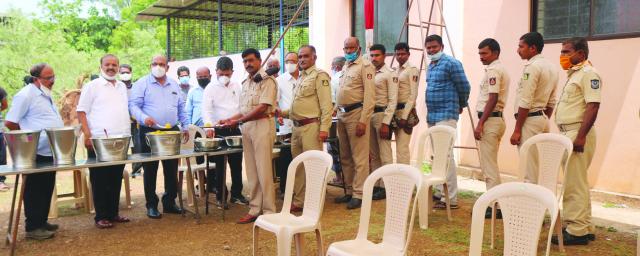 ಸೇವೆ ಸಲ್ಲಿಸುವವರಿಗೆ ಸತ್ಕರಿಸುವುದು ಸೌಜನ್ಯತೆ: ಪವಾರ
