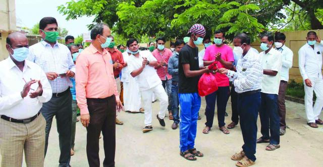 ಹಣ್ಣಿನ ವ್ಯಾಪಾರಿ ಕೊರೊನಾ ಸೋಂಕಿನಿಂದ ಗುಣ ಆಸ್ಪತ್ರೆಯಿಂದ ಡಿಸ್ಚಾಜ್೯