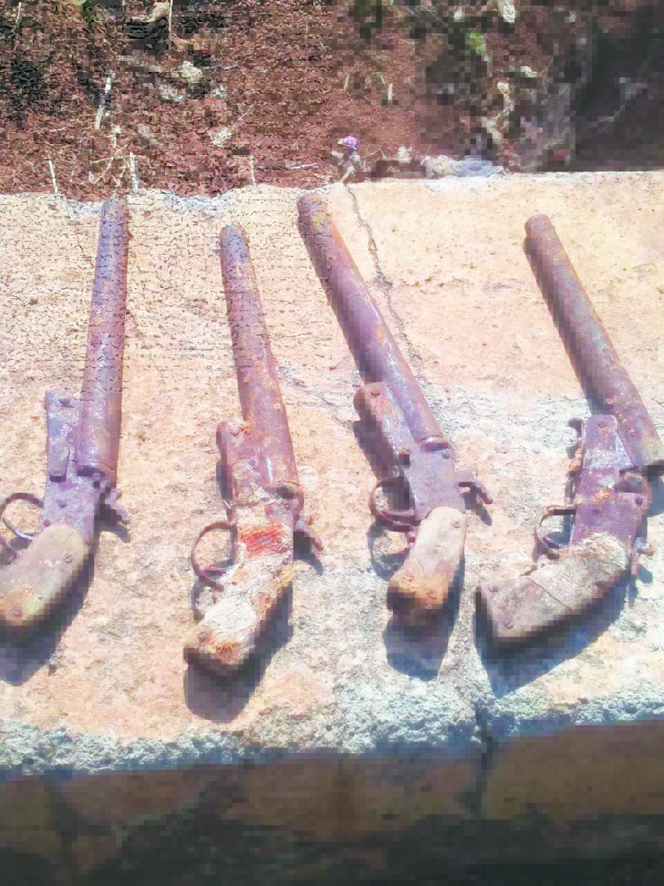 4 ಕಂಟ್ರಿ ಪಿಸ್ತೂಲ್ ಪತ್ತೆ: ಜಮೀನು ಮಾಲೀಕ ದೂರು