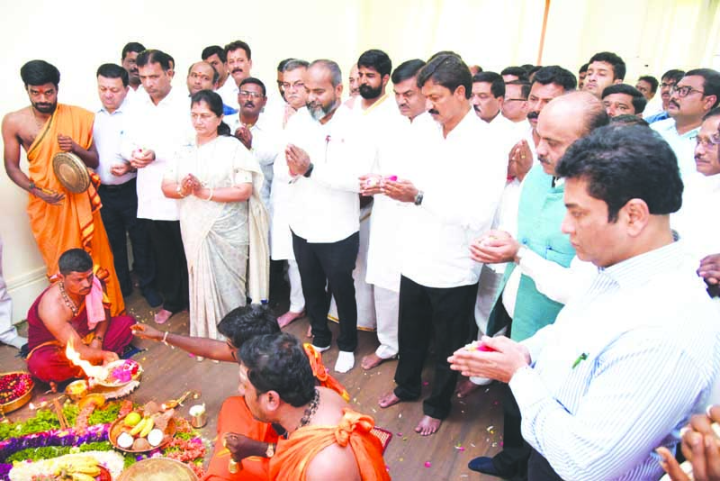 ಖಾತೆ ಜವಾಬ್ದಾರಿ ವಹಿಸಿಕೊಂಡ ಜಲಸಂಪನ್ಮೂಲ ಸಚಿವರಾದ ರಮೇಶ್ ಜಾರಕಿಹೊಳಿ