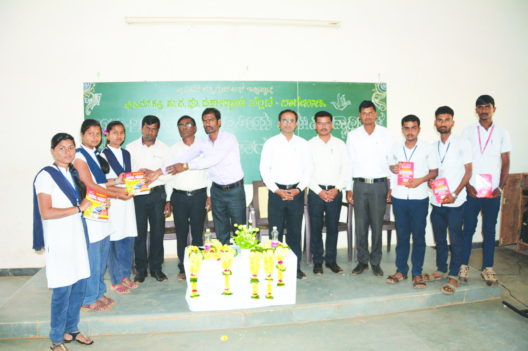 ವಿದ್ಯಾರ್ಥಿಗಳು ಓದಿನತ್ತ ಗಮನ ಹರಿಸಬೇಕು