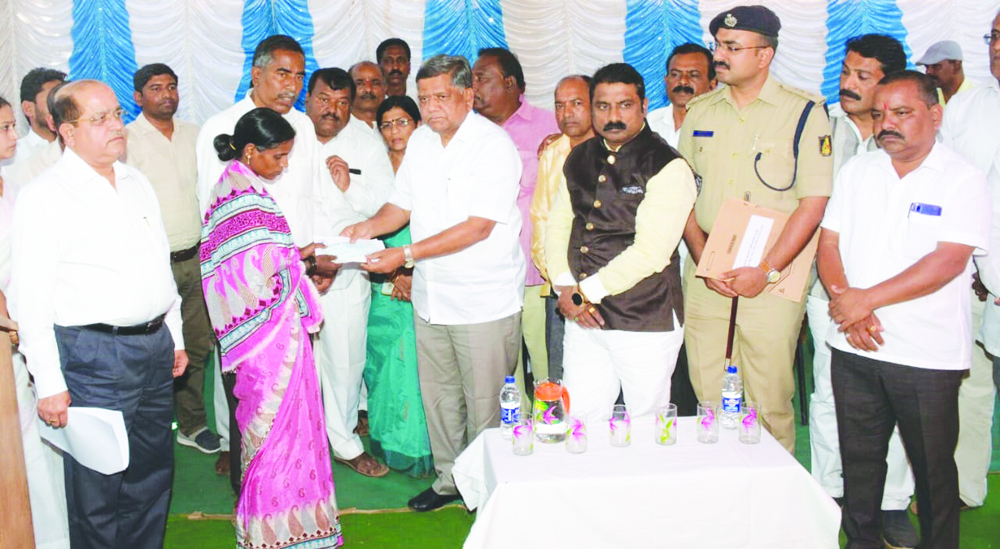 ಟ್ರ್ಯಕ್ಟರ್ ಅಪಘಾತ: ಮೃತರ ಕುಟುಂಬದವರಿಗೆ ಐದು ಲಕ್ಷ ಪರಿಹಾರಧನ ಚೆಕ್ ಉಸ್ತುವಾರಿ ಸಚಿವ ಜಗದೀಶ ಶೆಟ್ಟರ್ ವಿತರಣೆ 