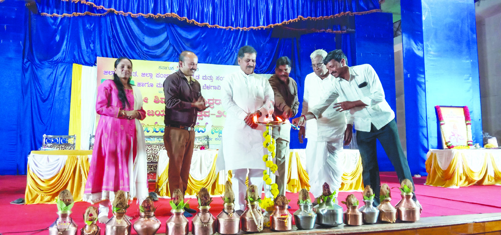 ಸಿದ್ಧರಾಮೇಶ್ವರರಿಂದ ಕಾಯಕಕ್ಕೆ ಗೌರವ: ಸಚಿವ ಸುರೇಶ ಅಂಗಡಿ