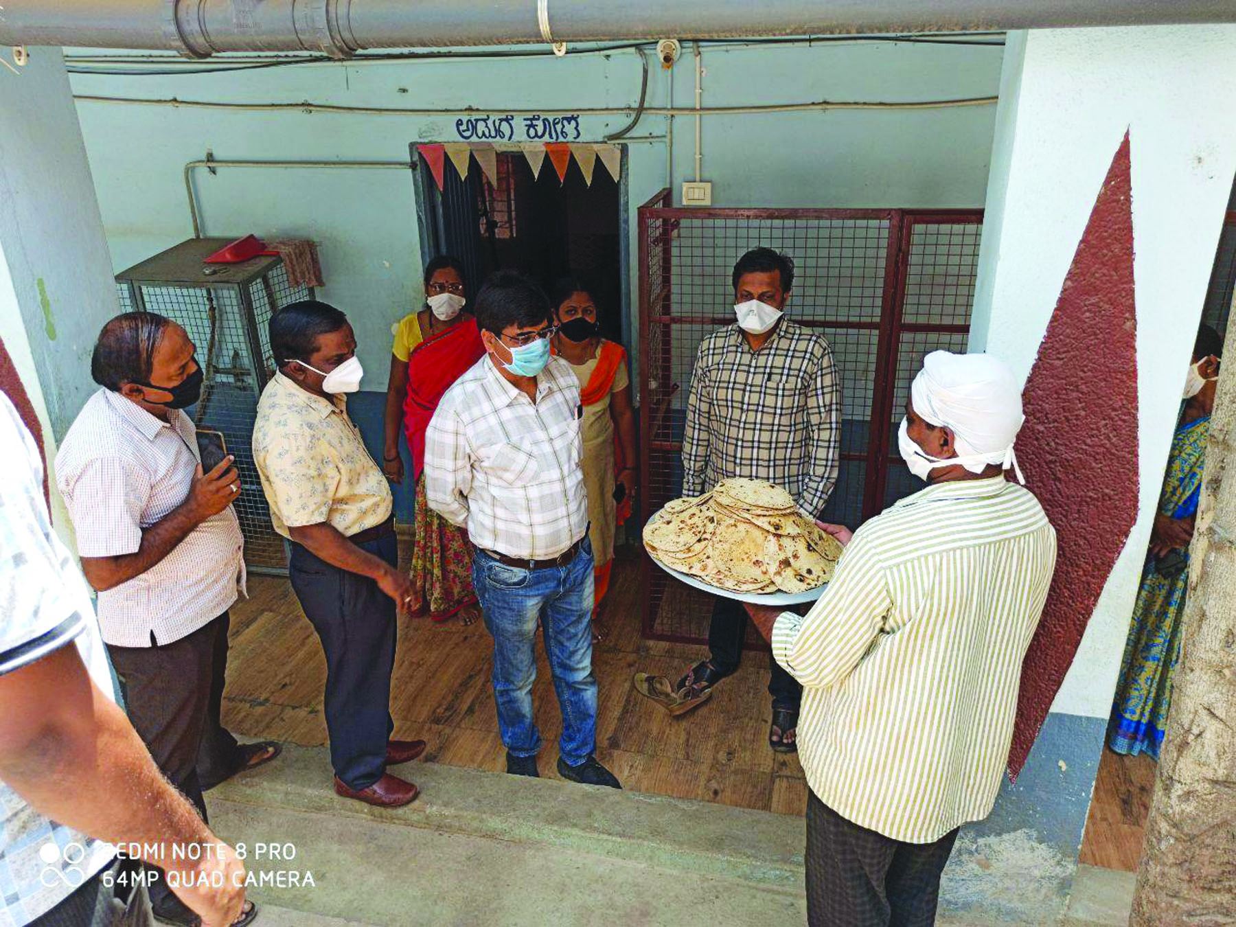 ವಲಸೆ ಕಾರ್ಮಿಕರ  ತಾತ್ಕಾಲಿಕ ವಸತಿ ಕೇಂದ್ರಕ್ಕೆ ಸಿಇಒ ರಮೇಶ ಭೇಟಿ