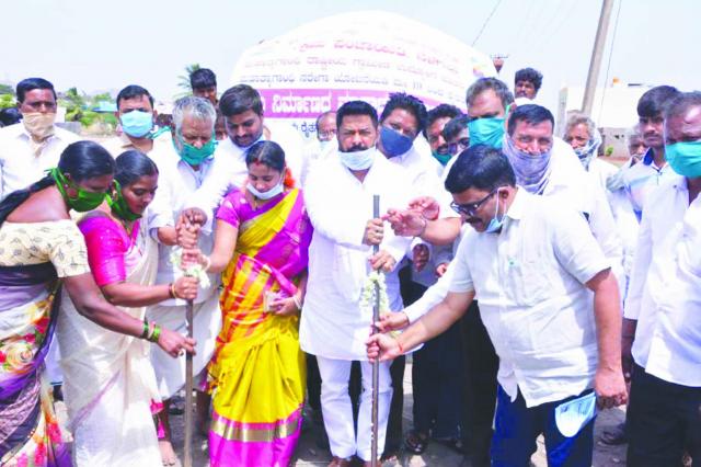 ವೃಕ್ಷೋಧ್ಯಾನ ನಿರ್ಮಾಣ  ಕಾಮಗಾರಿಗೆ ಶಾಸಕ ವಿರೂಪಾಕ್ಷಪ್ಪ ಚಾಲನೆ