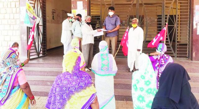 ಬಡಕಾಮರ್ಿಕರಿಗೆ ಮಾಸಿಕ 6 ಸಾವಿರ ರೂ. ಪರಿಹಾರ ನೀಡುವಂತೆ ಮನವಿ